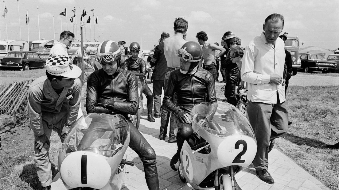 Ralp Bryans (l) en Luigi Taveri met hun 50cc Honda's, tijdens de trainingen voor de TT van 1966 (Rechten: ANP / Ge van der Werff)