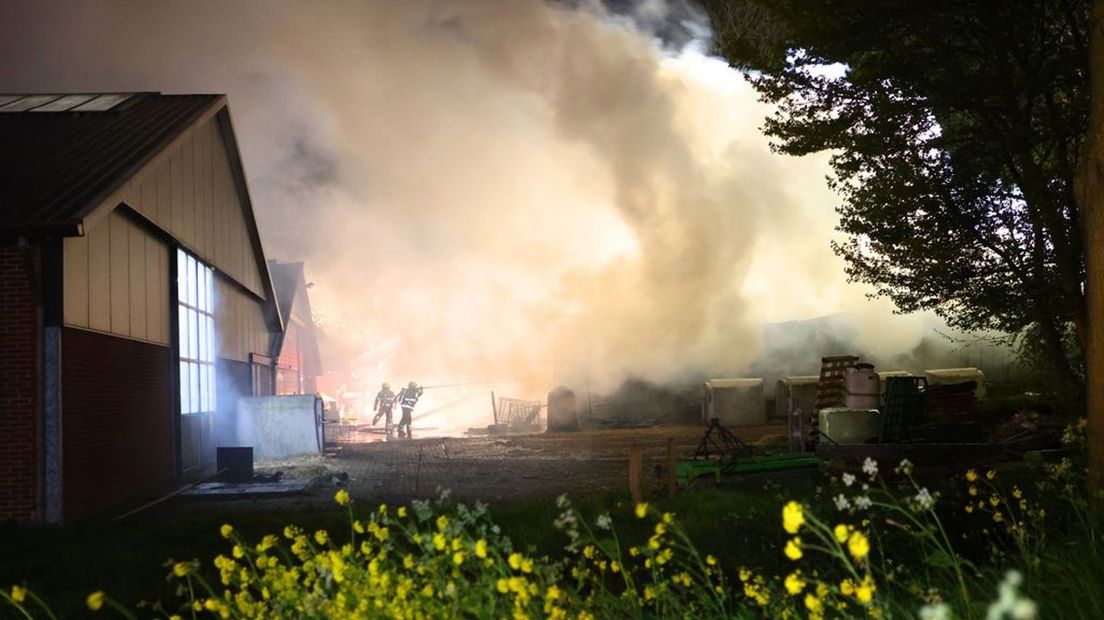 De brandweer bestrijdt het vuur in Bruchem.