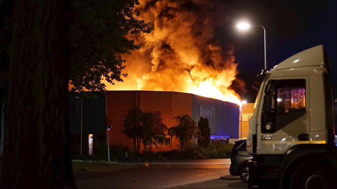 Zeer grote brand bij metaalbedrijf in Deventer