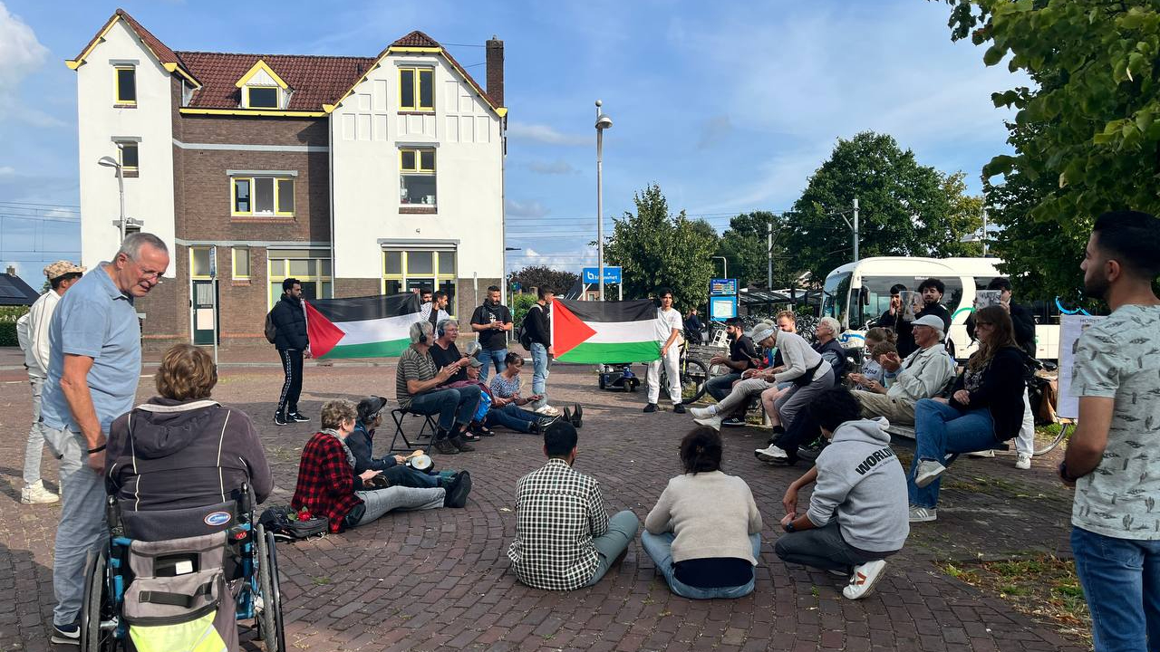 Demonstranten voor station Hardenberg.