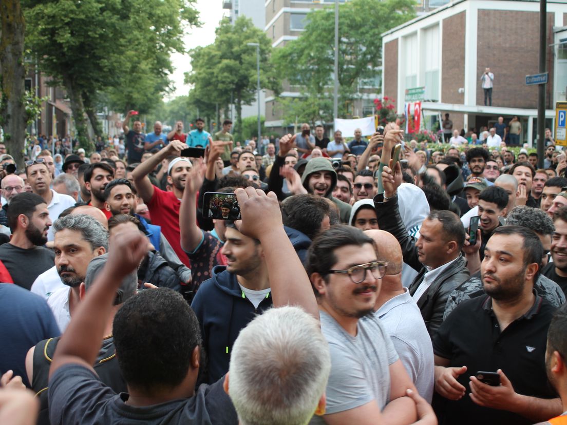 Honderden tegendemonstranten bij Pegida BBQ in Rotterdam FOTO : MediaTV