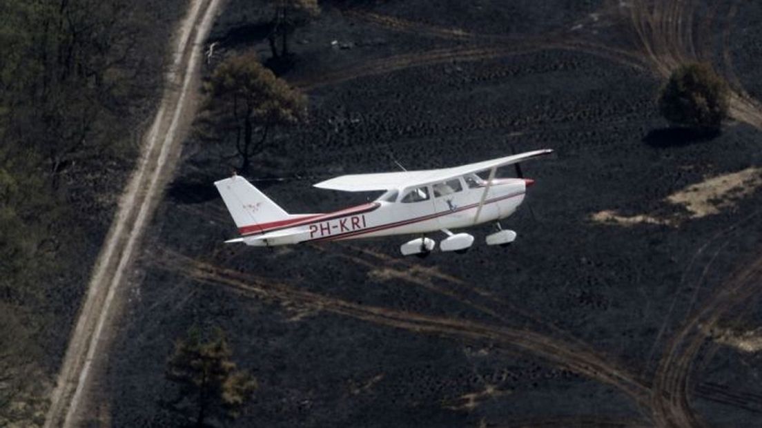 Dit vliegtuigje Charly speurt momenteel naar bosbranden.