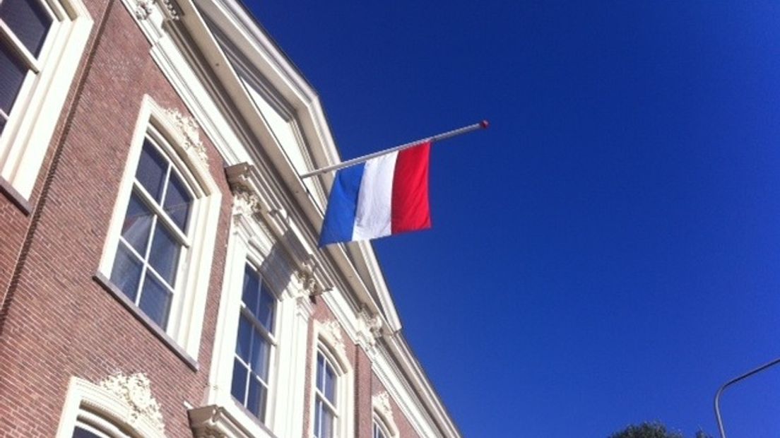 Een minuut stilte en de vlag halfstok (archieffoto RTV Drenthe)