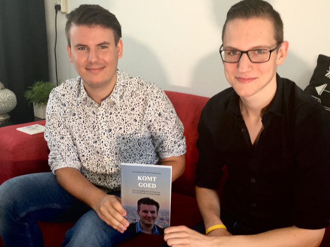 Tristan en Noah met het boek 'Komt goed'