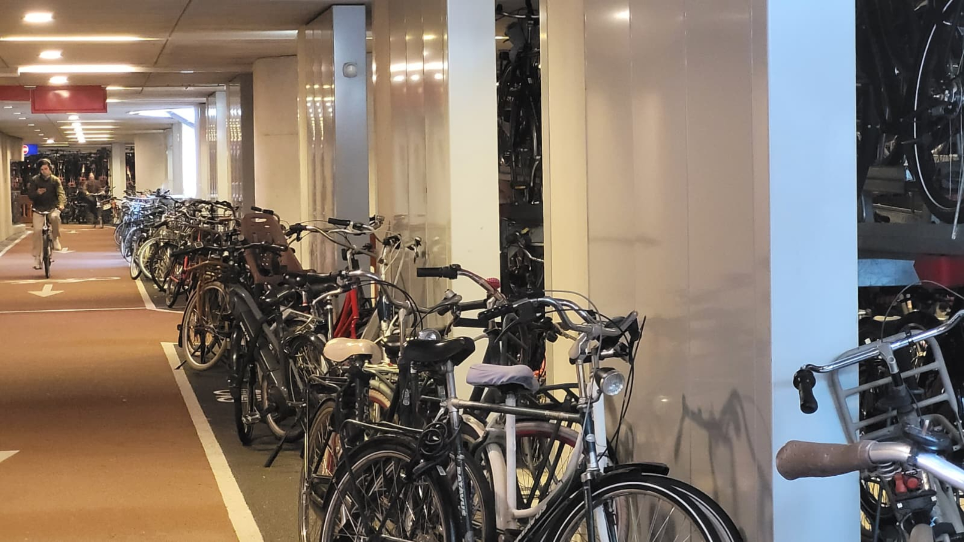 Dinsdag en donderdag topdrukte: fietsenstalling Utrecht Centraal barst uit voegen