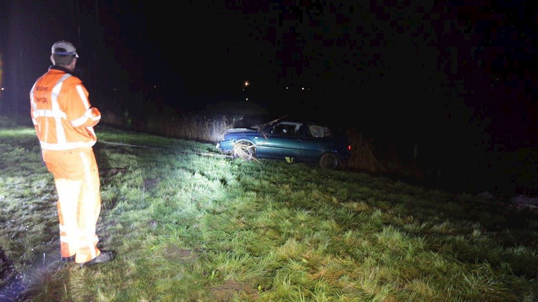 Auto ligt op de kop in de sloot