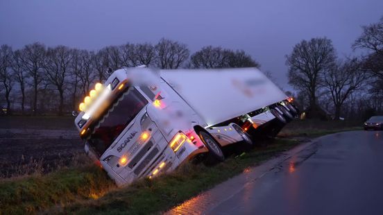 Vrachtauto in sloot door gladheid