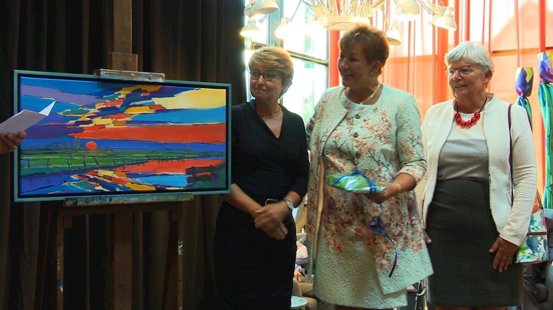 Burgemeester Marja van der Tas (midden) kreeg een schilderij als cadeau bij haar afscheid