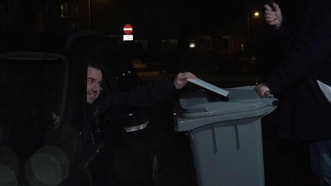 Raadslid Bram Horst stopt zijn envelop met stembriefje in de container.