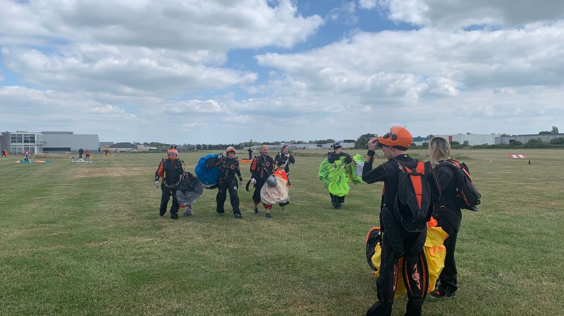 Parachutisten lopen terug na hun landing (Rechten: RTV Drenthe)