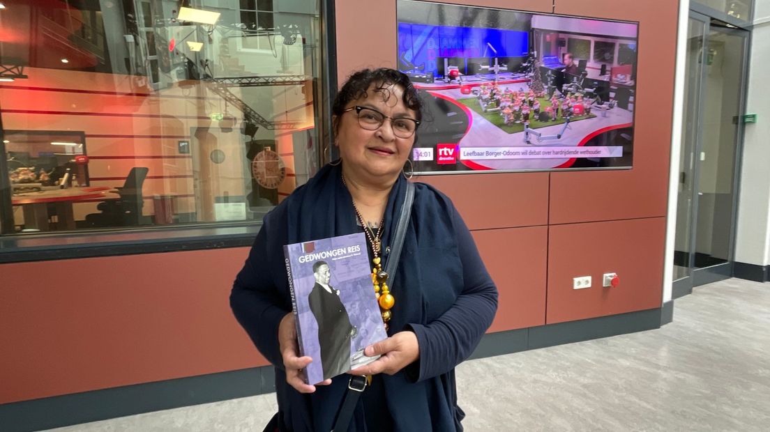 Mellie Metiarij met het boek over haar vader