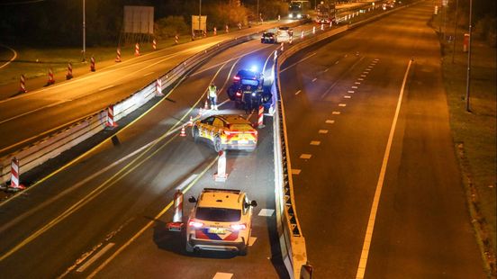 Foto: Automobilist botst vermoedelijk onder invloed van lachgas op betonnen wand