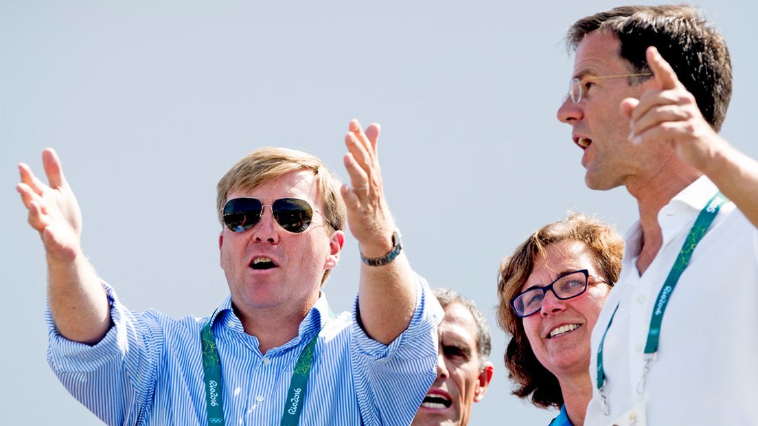Koning Willem-Alexander moedigt olympische roeiers aan
