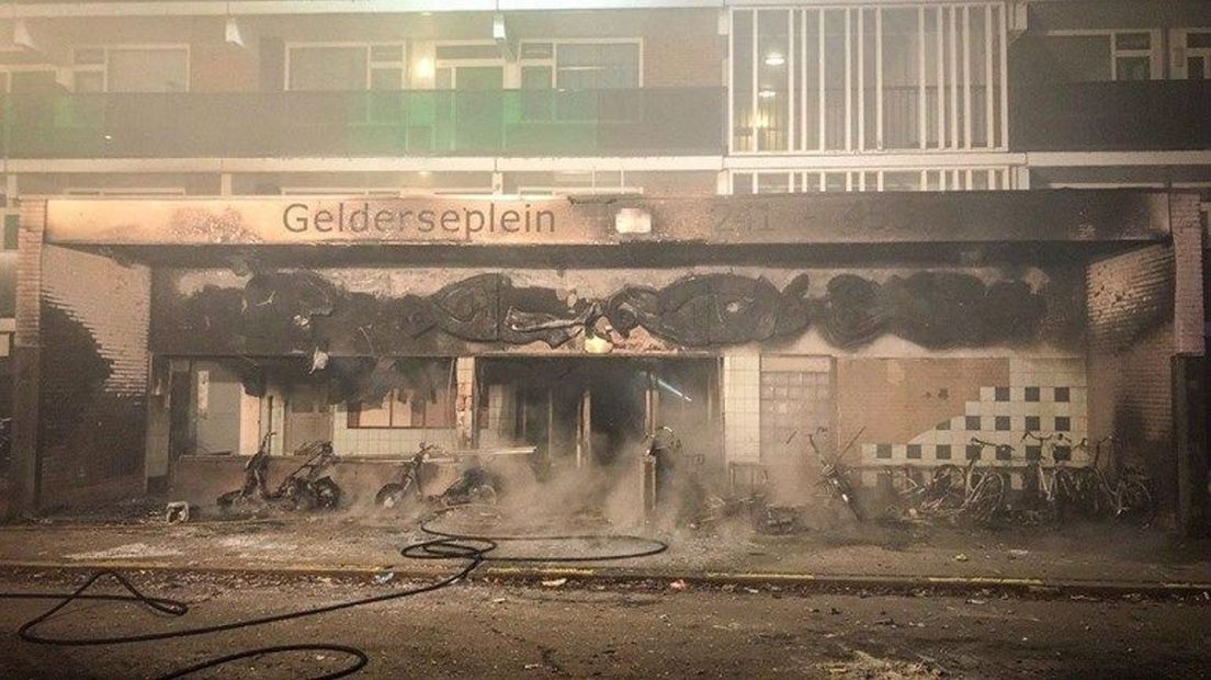 De entree van de flat aan het Gelderseplein, kort na de brand.