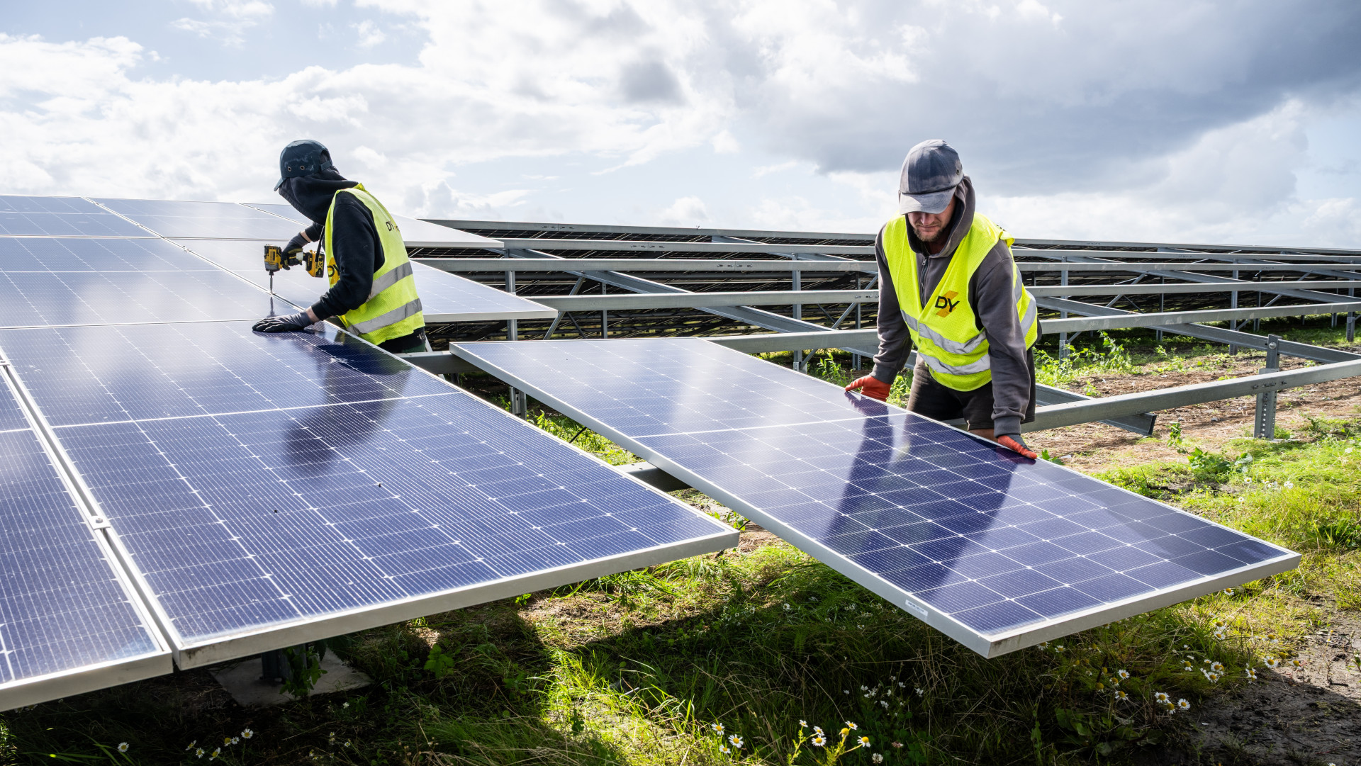 Er komen steeds meer velden met zonnepanelen