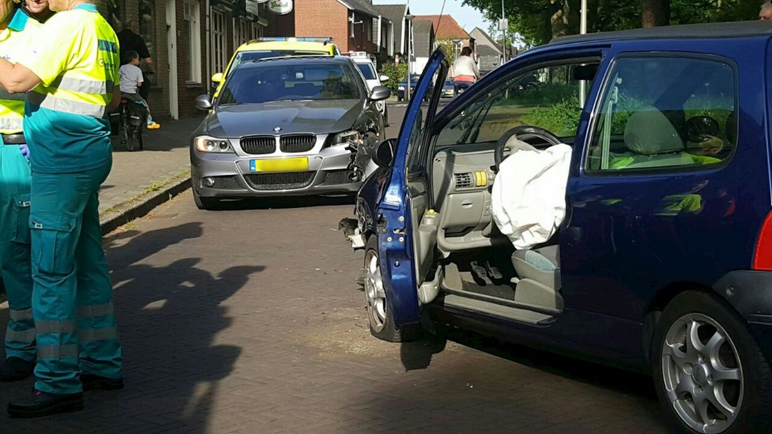 Vader en zoontje gewond bij aanrijding in Enschede