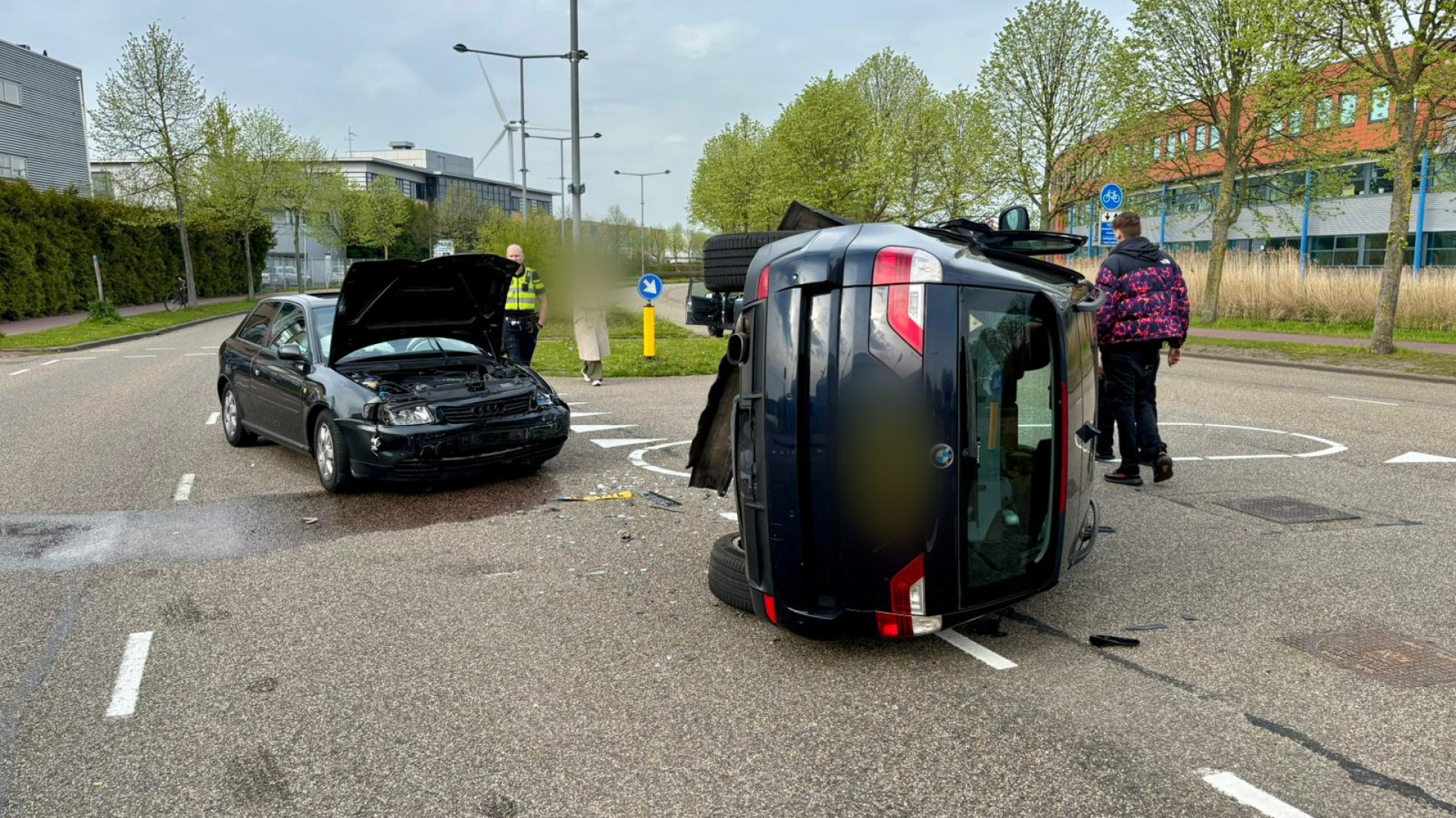 112-nieuws | Auto belandt op zn kant na botsing.