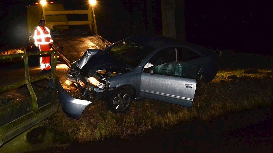 Auto tegen brugleuning in Wijhe