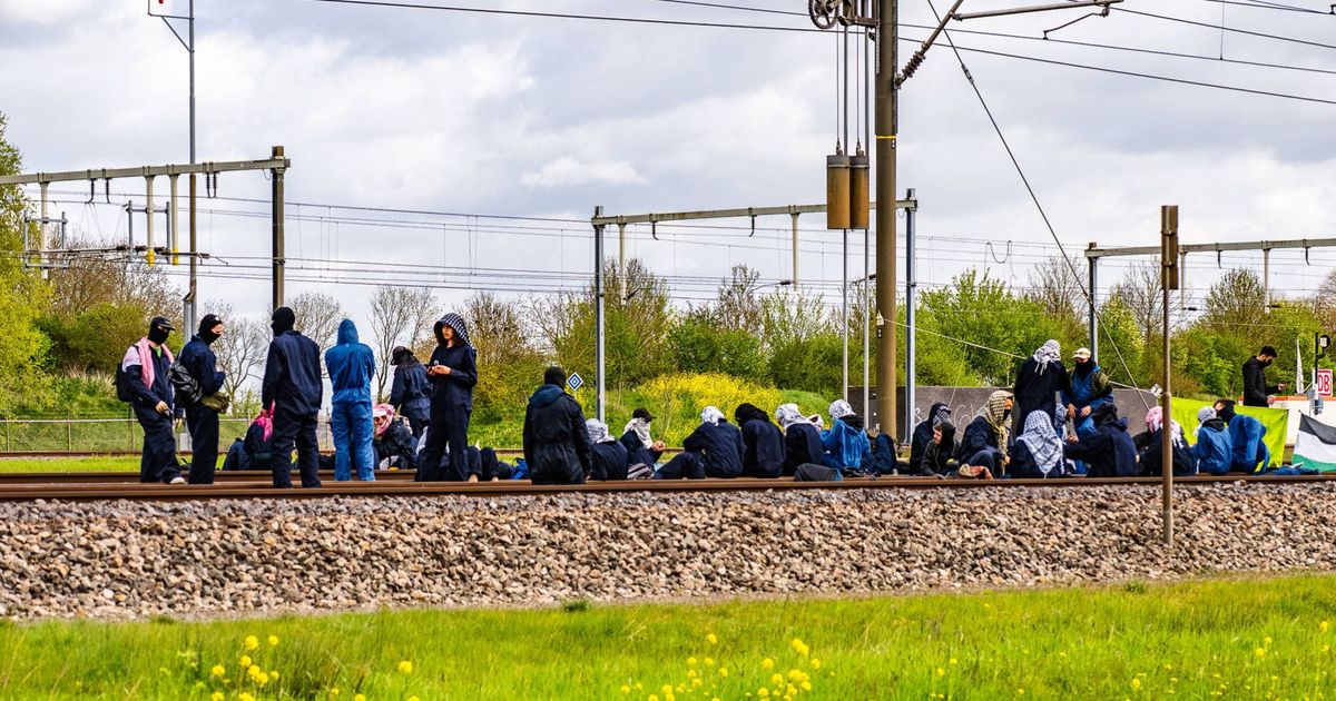 Activisten blokkeren spoorlijnen Betuweroute