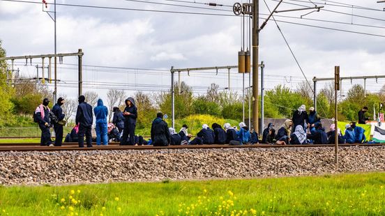 Activisten blokkeren spoorlijnen Betuweroute