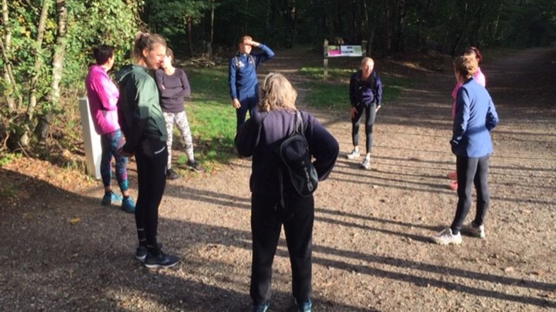 Miranda Boonstra (middenachter) instrueert de hardloopgroep.