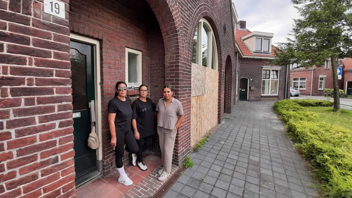 Jessica ter Grefte (links), Yvonne Vuurboom en Yaleesha Fohlinger (rechts) willen niet weg uit hun huurwoning in Pathmos