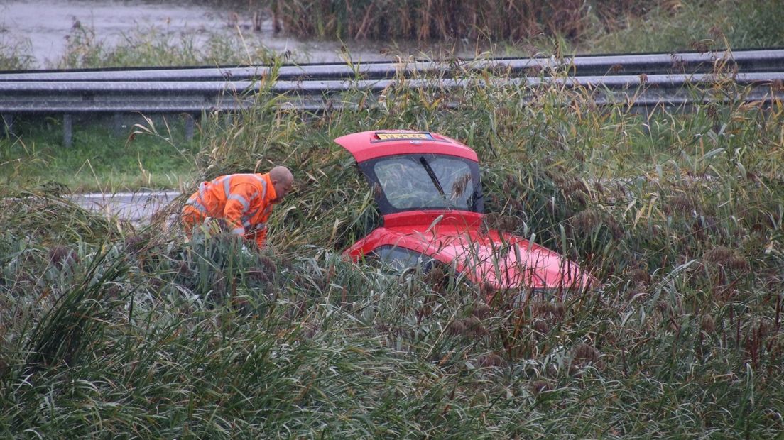 Auto schiet van de N57 af en in het riet bij Middelburg