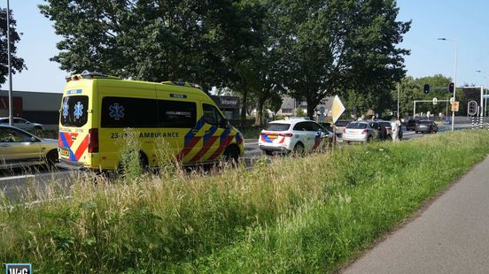 Twee gewonden bij kop-staartbotsing in Weert. Twee gewonden bij kop-staartbotsing in Weert.
