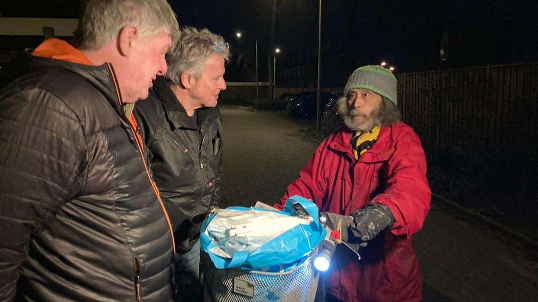 Hendrik Tahapary is met zijn 87 jaar de oudste krantenbezorger van Nederland.