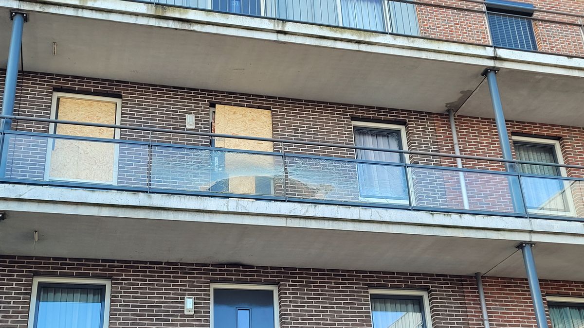 Camera filmt verdachten die explosief bij portiekwoning leggen
