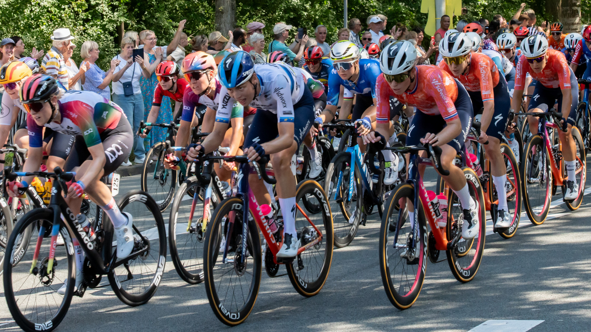 Overal langs de route in Den Haag stond het publiek rijen dik