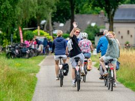 'Fantastisch mooi fietsweer' en barbecue zorgen voor blije gezichten bij Drentse Fiets4Daagse
