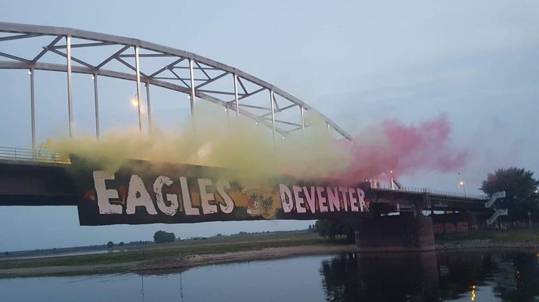 De sfeeractie van Go Ahead Eagles, compleet met rook en vuurwerk