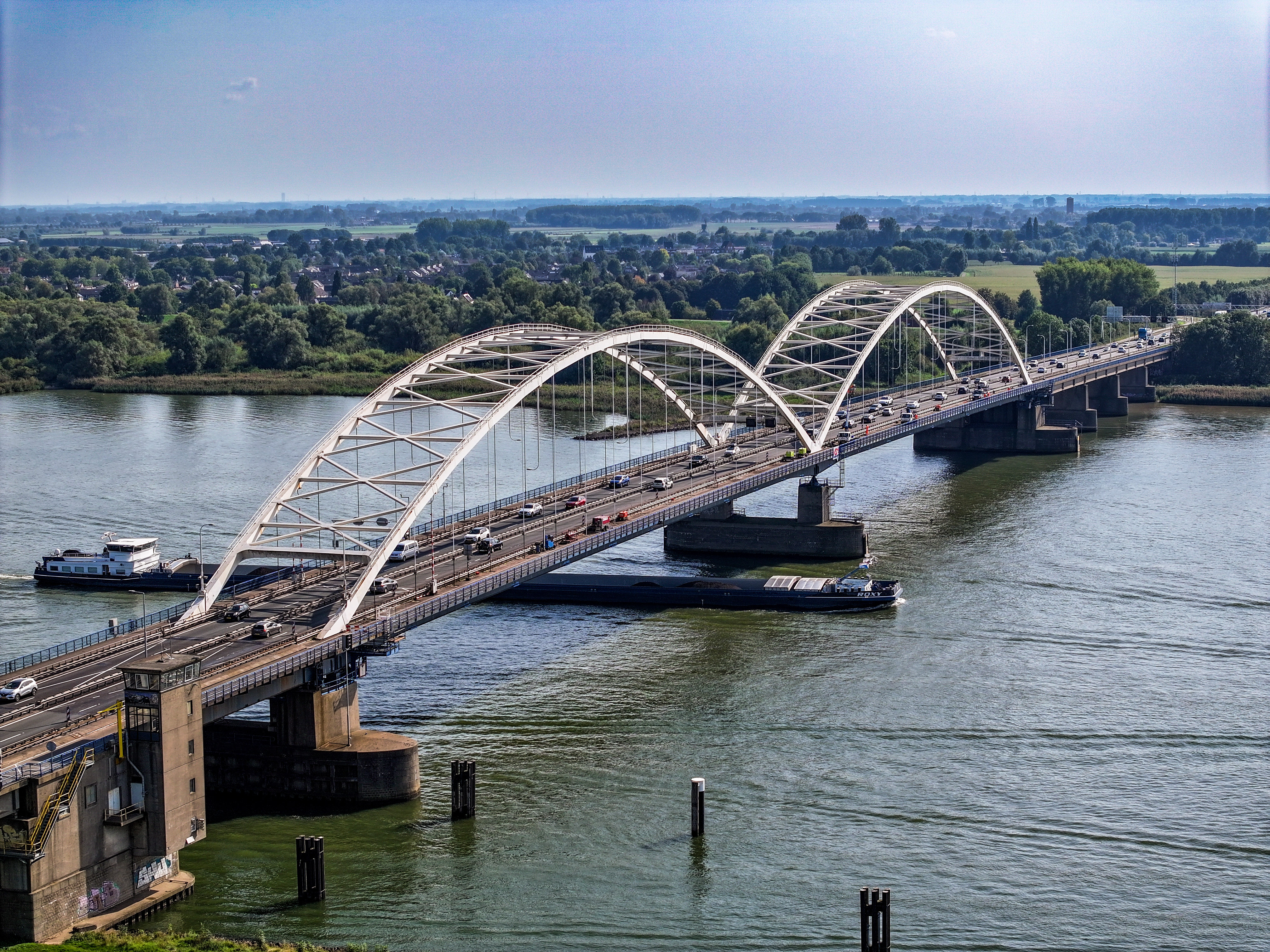 Aan de Merwedebrug (A27) bij Gorinchem wordt gewerkt. De weg is in beide richtingen het gehele weekeinde dicht.