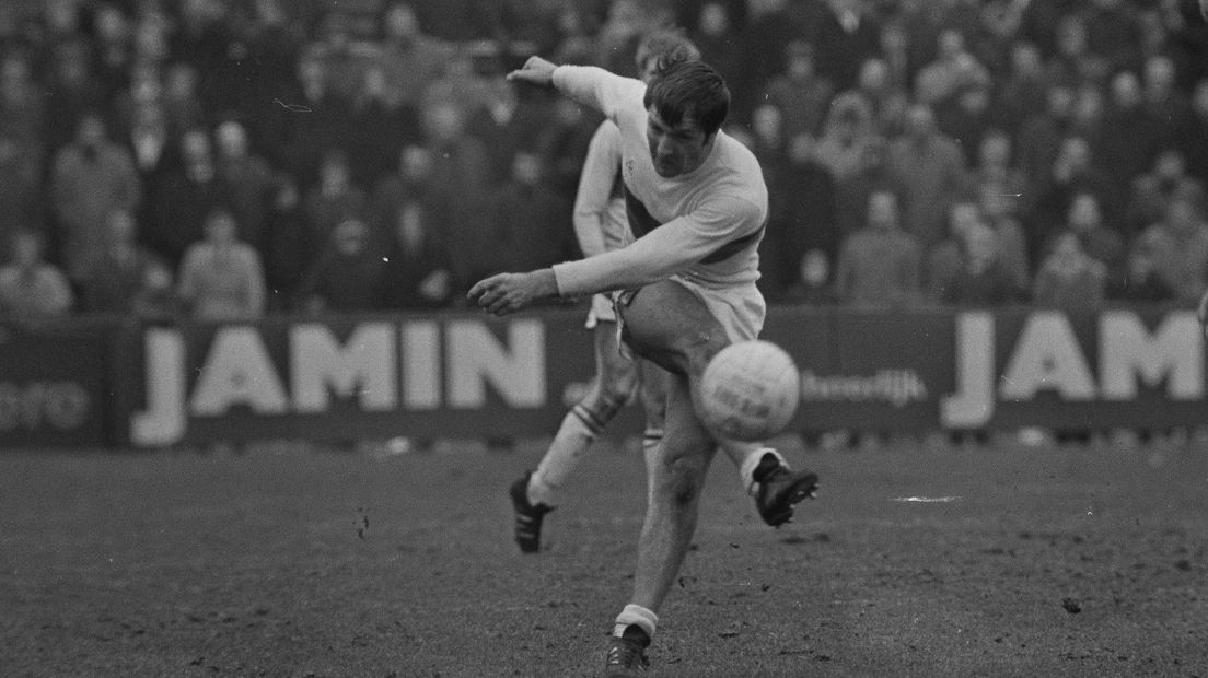 Dick Advocaat in actie voor ADO (1969)