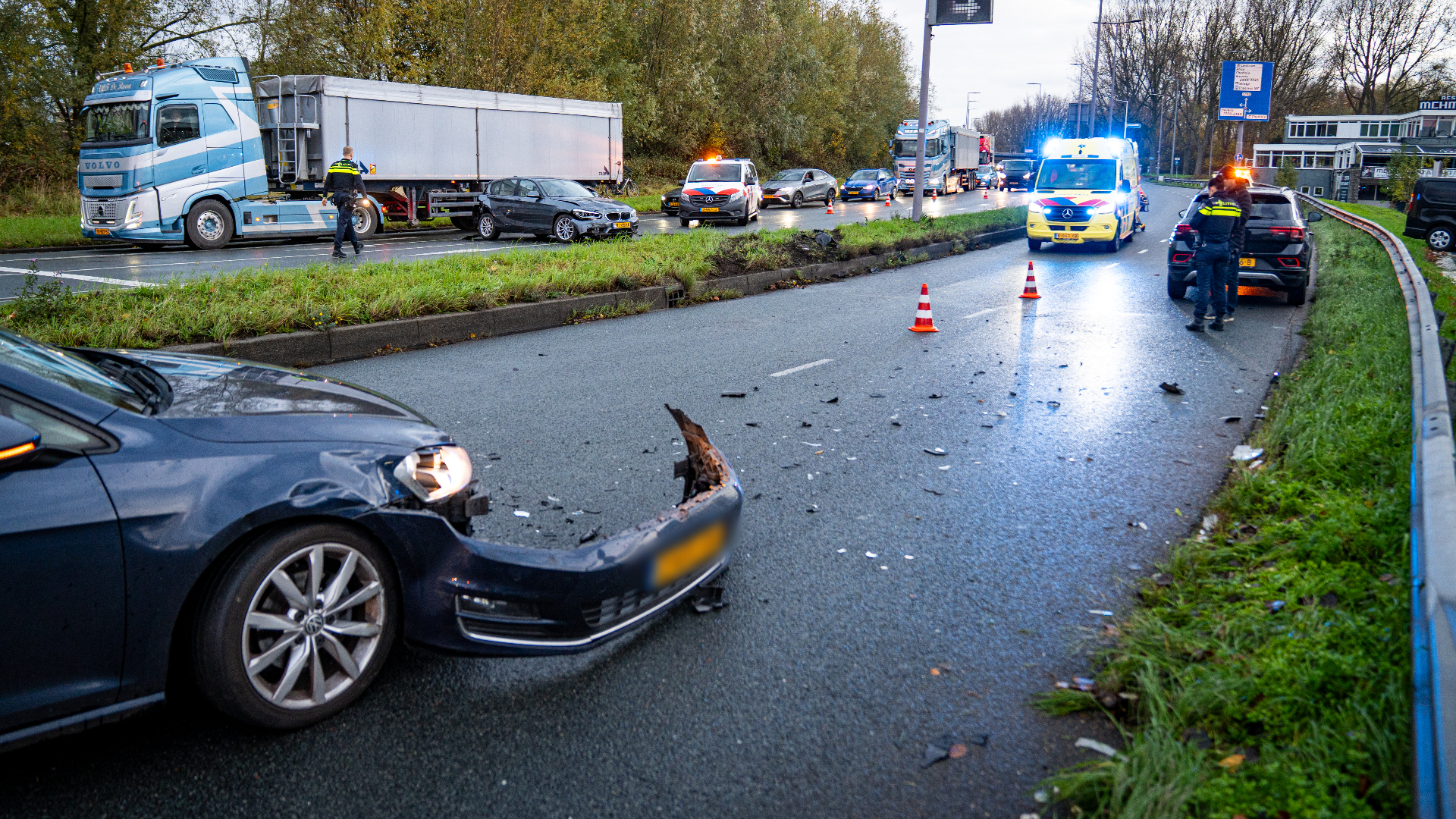 Mogelijk tikte de auto met de losse voorbumper de auto aan die aan de andere kant van de middenberm terechtkwam