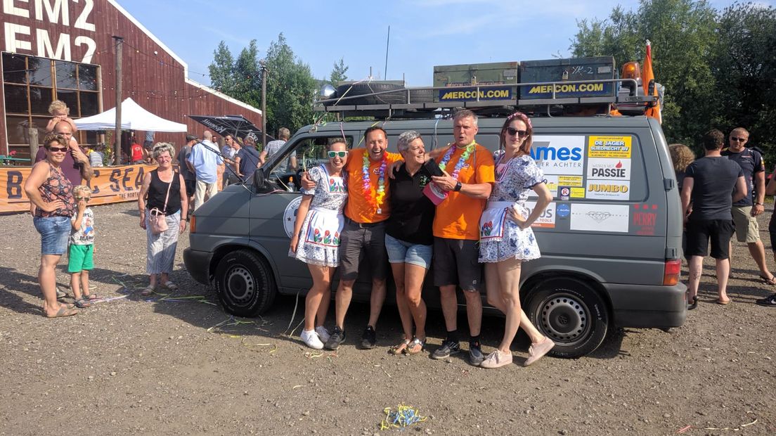 De nichtjes Lisette en Martina Zandbergen uit Nijmegen, die voor het goede doel meedoen aan de Baltic Sea Circle Rally, hebben zondag de finish bereikt. Ruim twee weken geleden vertrokken ze vanuit Groningen voor een tocht van 8.500 kilometer.