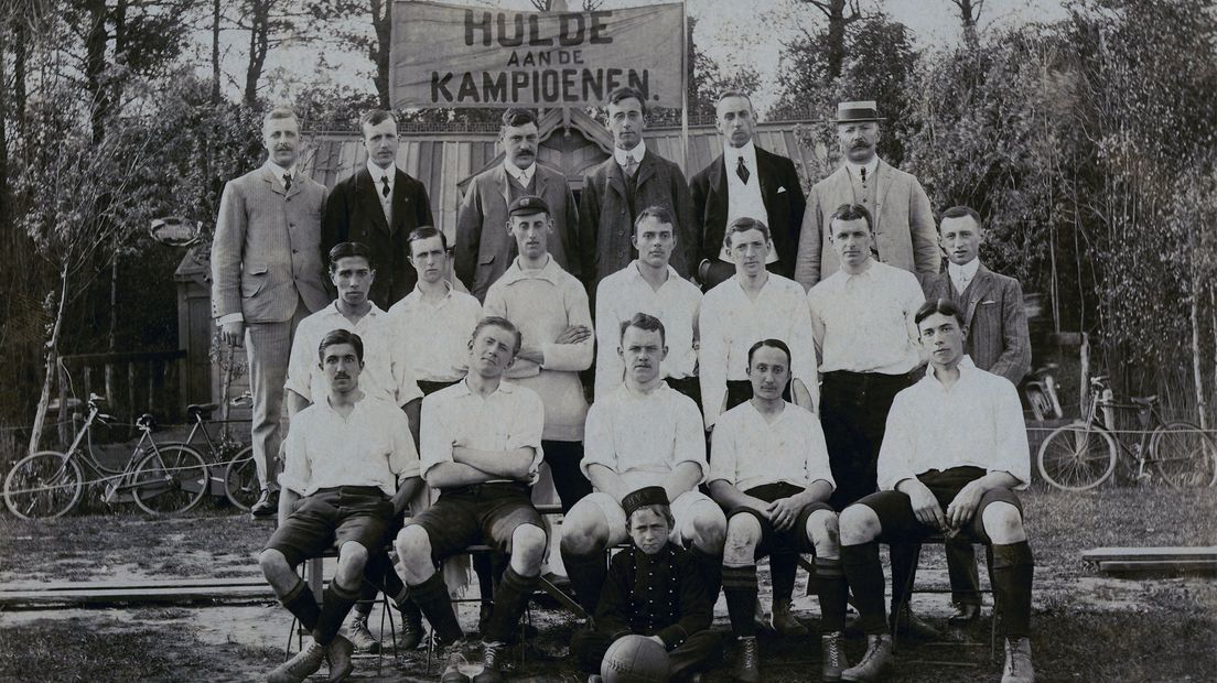 HVV landskampioen 1906/1907. Karel Heijting is de eerste links op de middelste rij