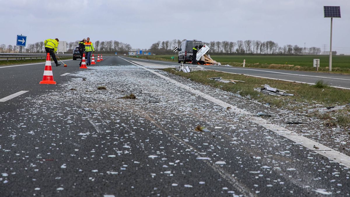 112-nieuws: Aanhanger met glasplaten waait om op N33 bij Zuidbroek