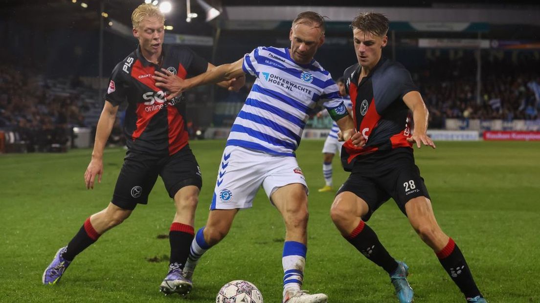 Siem de Jong houdt twee spelers van Almere City van zich af.