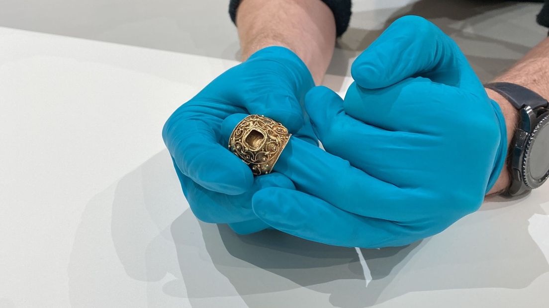 Steen Specificiteit weer Grote middeleeuwse gouden ring uit de 9e eeuw gevonden - RTV Drenthe