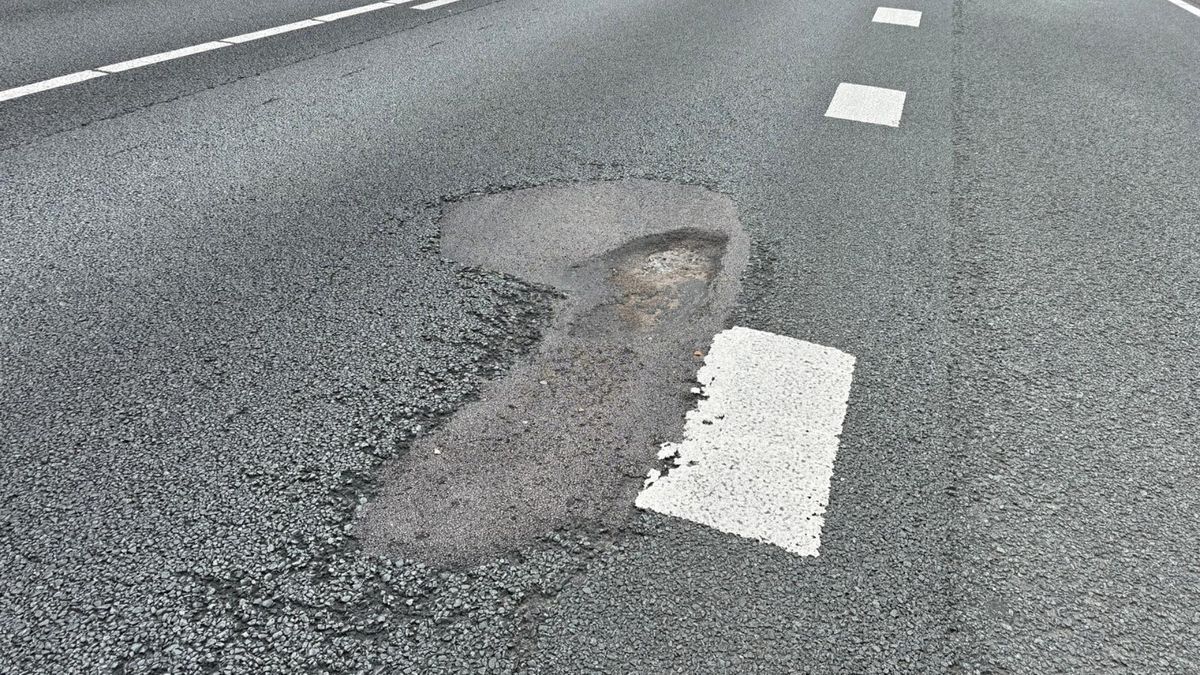 Rijstrook A73 afgesloten vanwege schade aan wegdek
