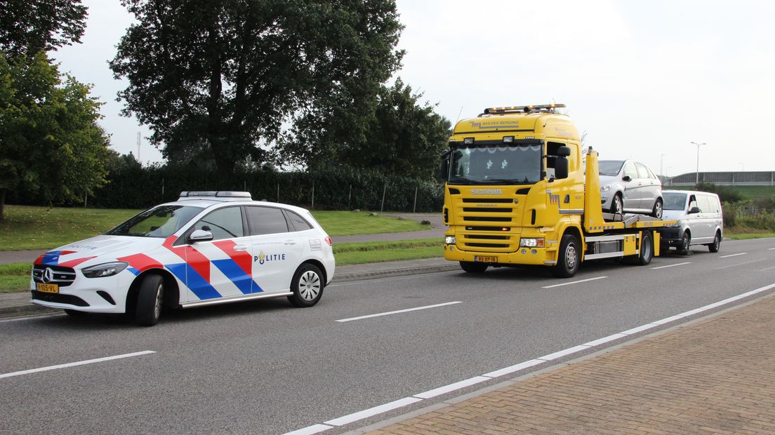 Zwaar beschadigde auto's worden afgevoerd