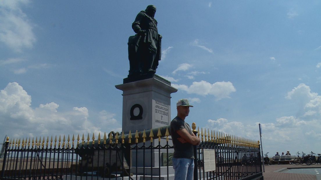 Oud-marinier Jeannot Schmidt houdt de wacht bij beeld van Michiel de Ruyter.