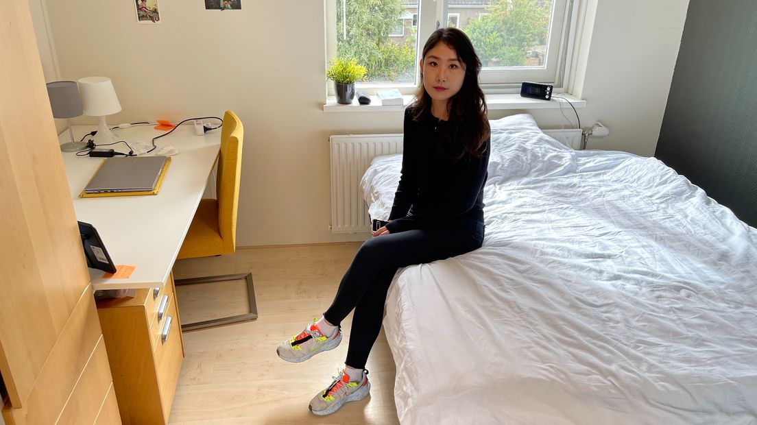De 29-jarige Myounghee Jung op haar kamer in Winsum