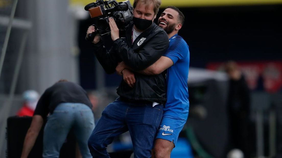 Oussama Tannane viert het halen van Europees voetbal met een cameraman.