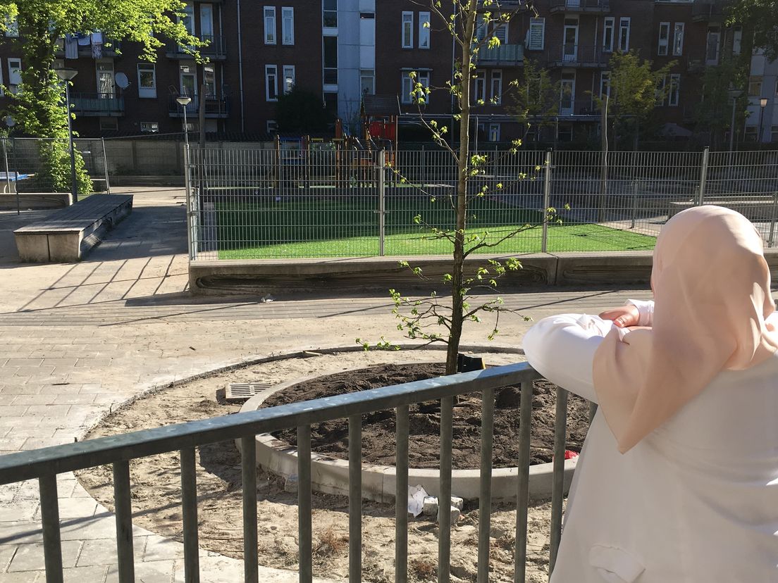 Directeur Najiba Belah kijkt uit over haar schoolplein