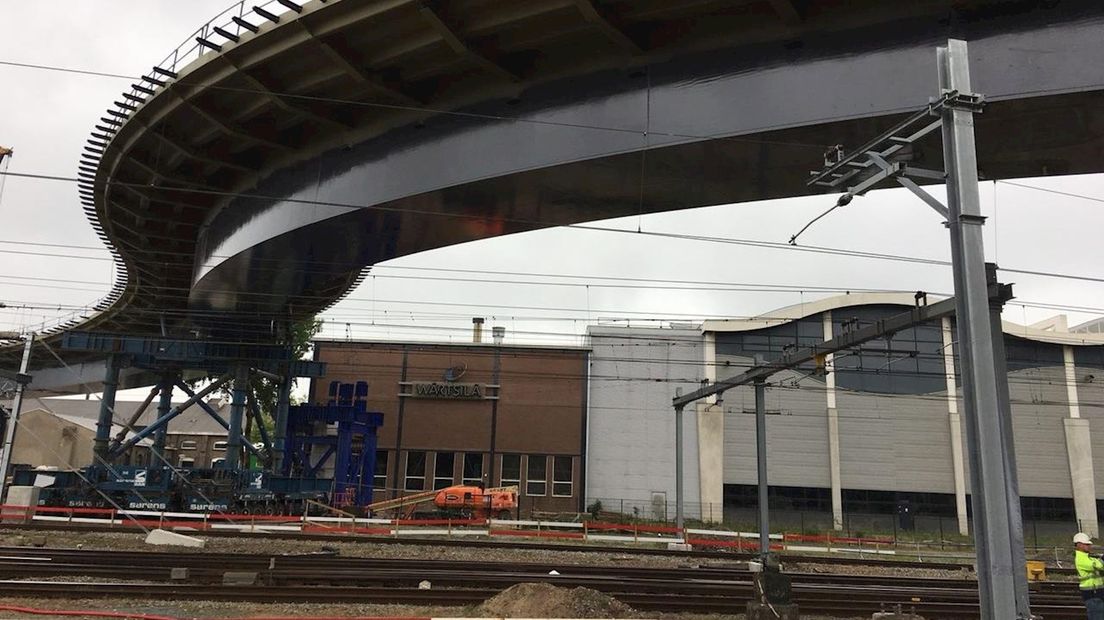Busbrug boven spoor in Zwolle geplaatst