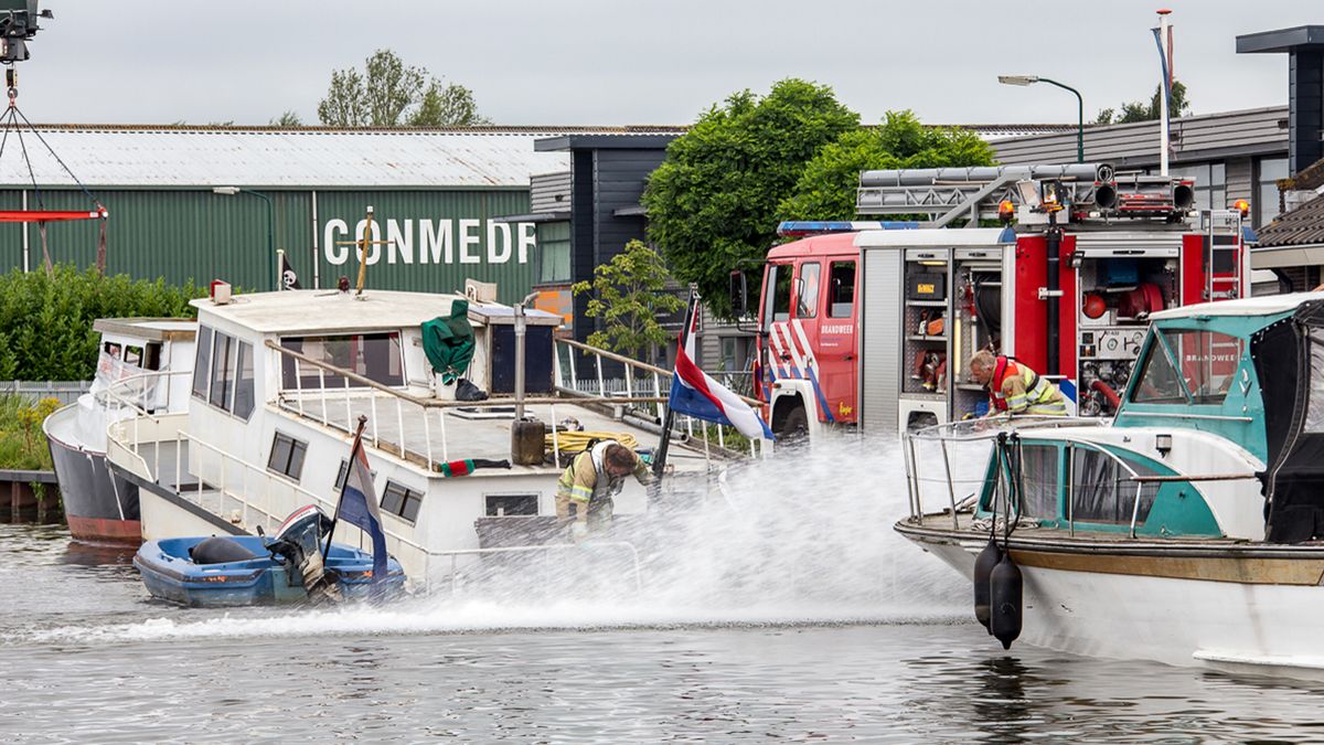 Brandweer probeert zinkende boot te redden in Nieuwersluis