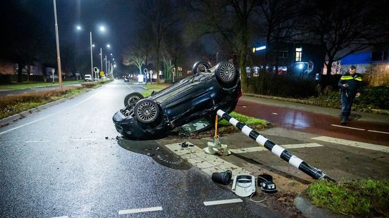 Auto slaat over de kop na aanrijding